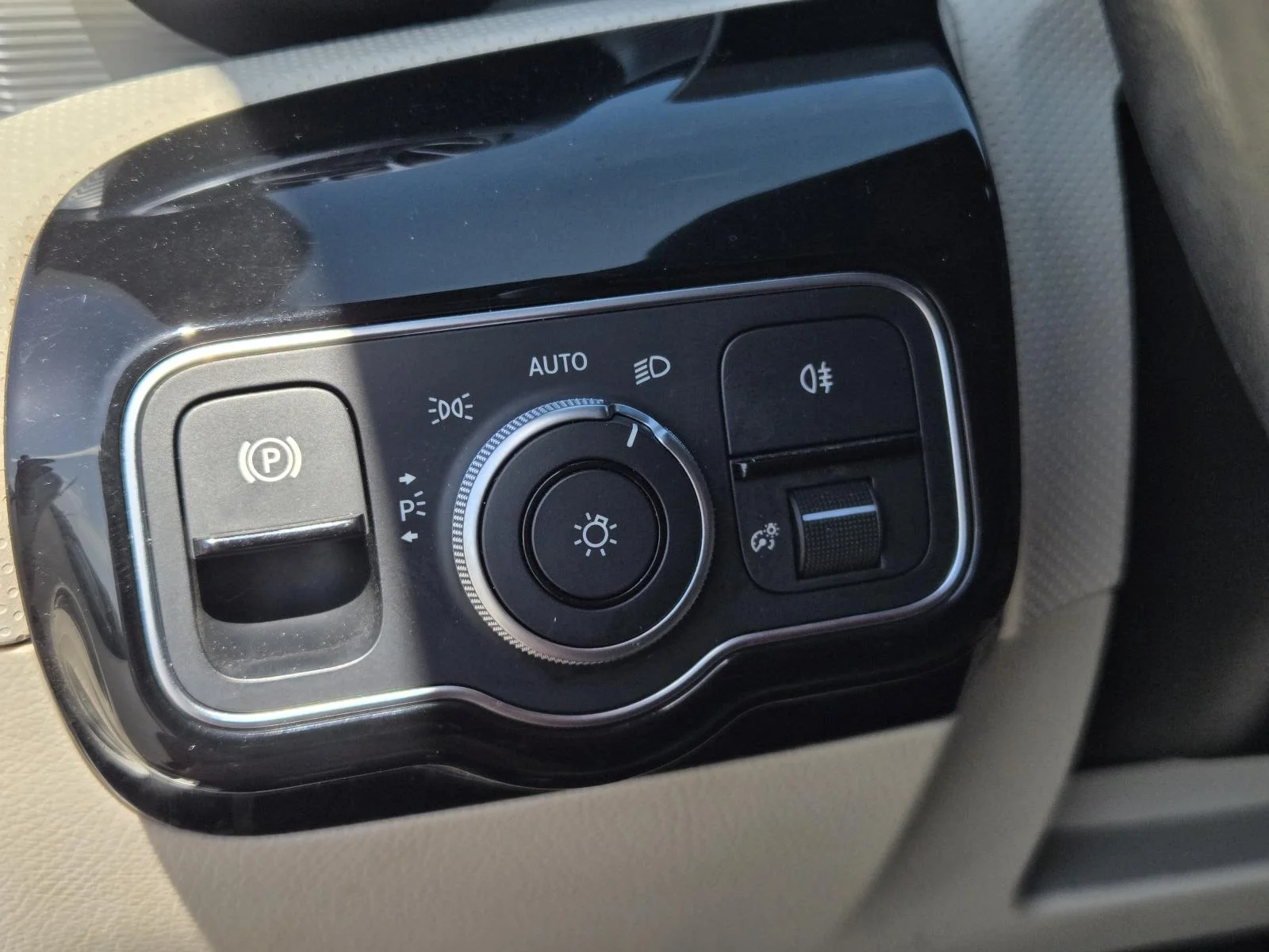 Used 2019 Digital White Metallic Mercedes-Benz A 220 Sedan image 17