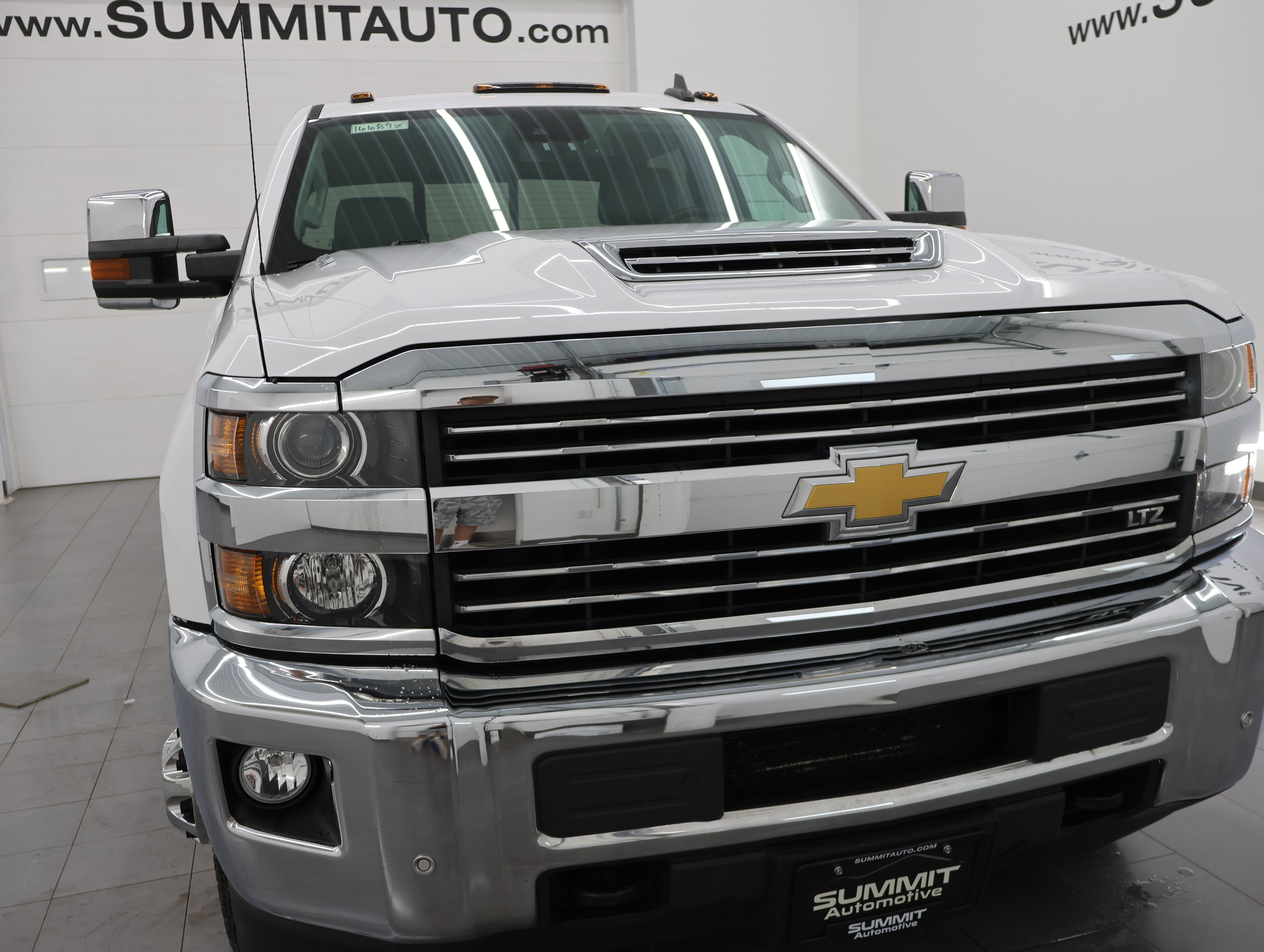 Used 2017 Summit White Chevrolet 4x4 Crew Cab LTZ DRW: CREW-LONG-DRW-LTZ-6.6L DIESEL-4WD-NAV image 22