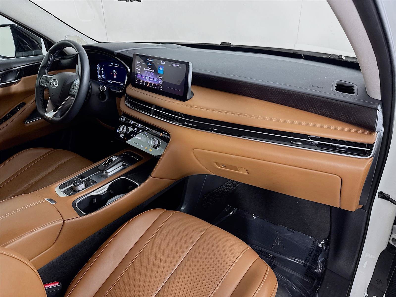 Used 2024 Majestic White INFINITI Sensory image 31