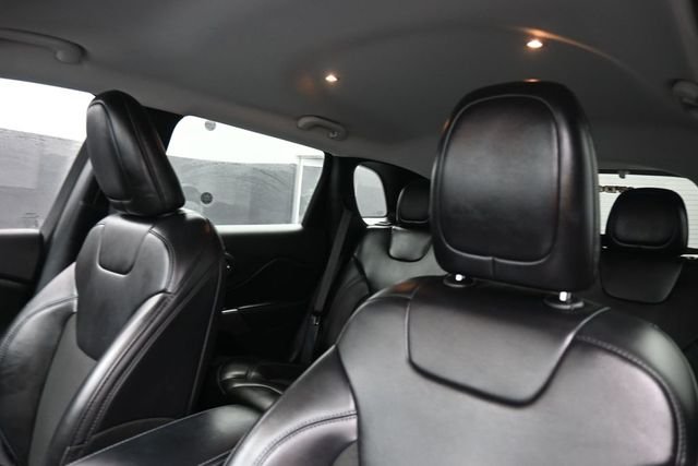 Used 2020 White Jeep Latitude Plus image 28