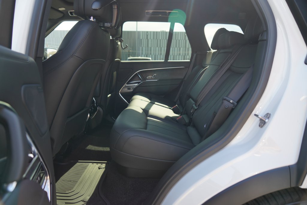 New 2027 Fuji White Land Rover SE image 21