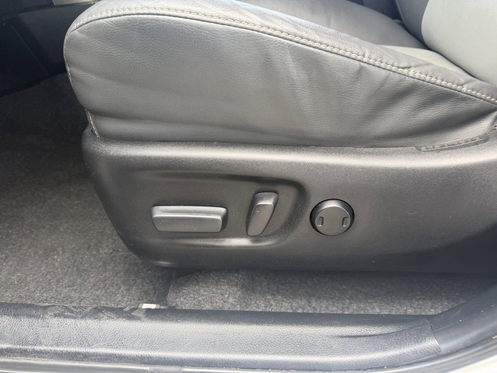Used 2015 Classic Silver Metallic Toyota Limited image 22