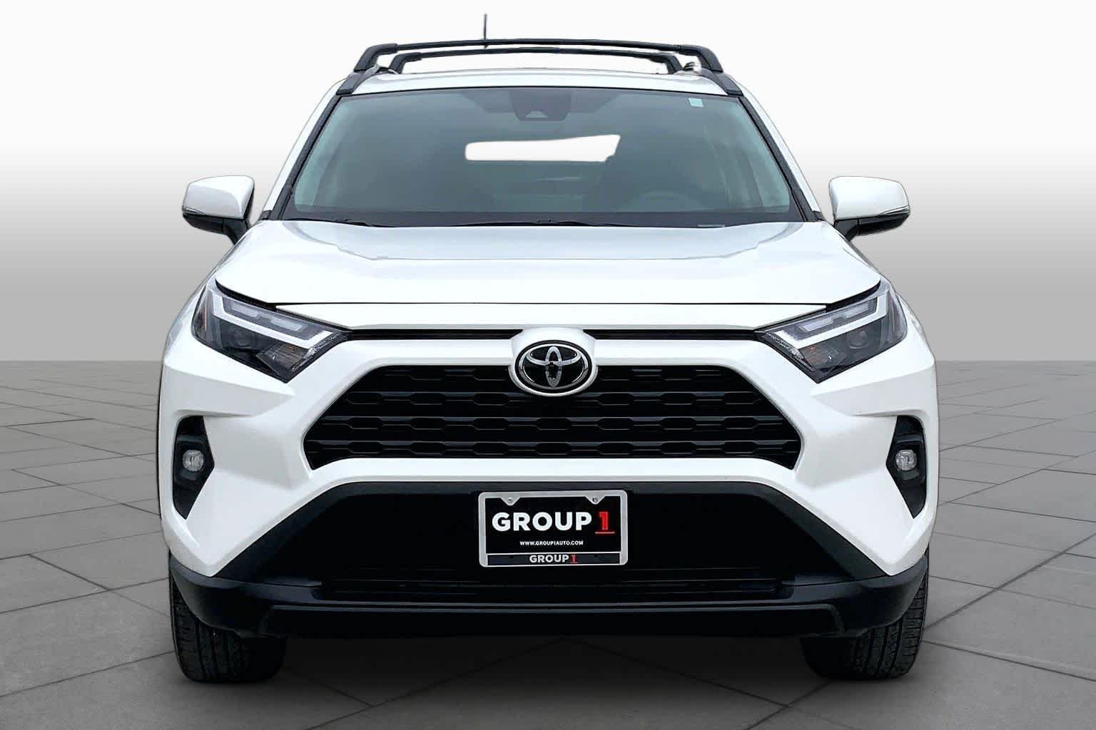 Used 2023 Wind Chill Pearl Toyota XLE Premium image 4