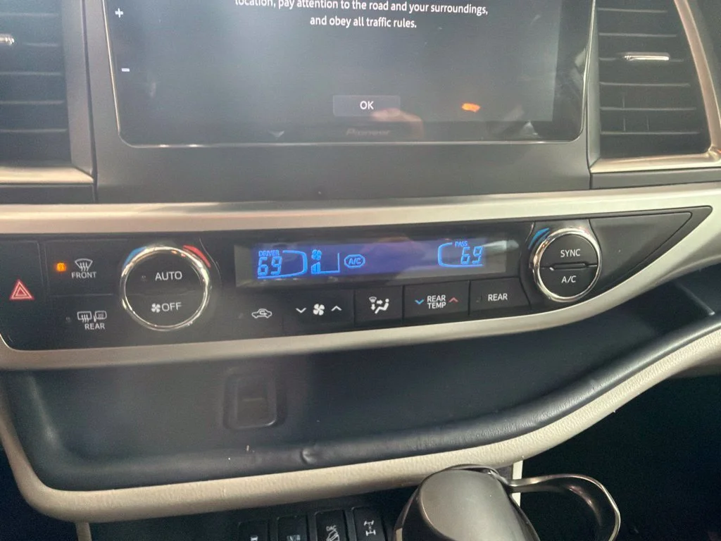 Used 2019 Silver Toyota XLE image 20
