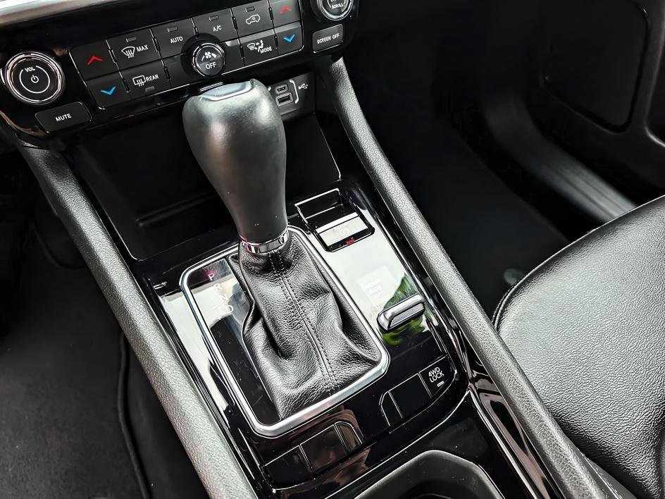 Used 2025 Diamond Black Crystal Pearlcoat Jeep Limited image 26