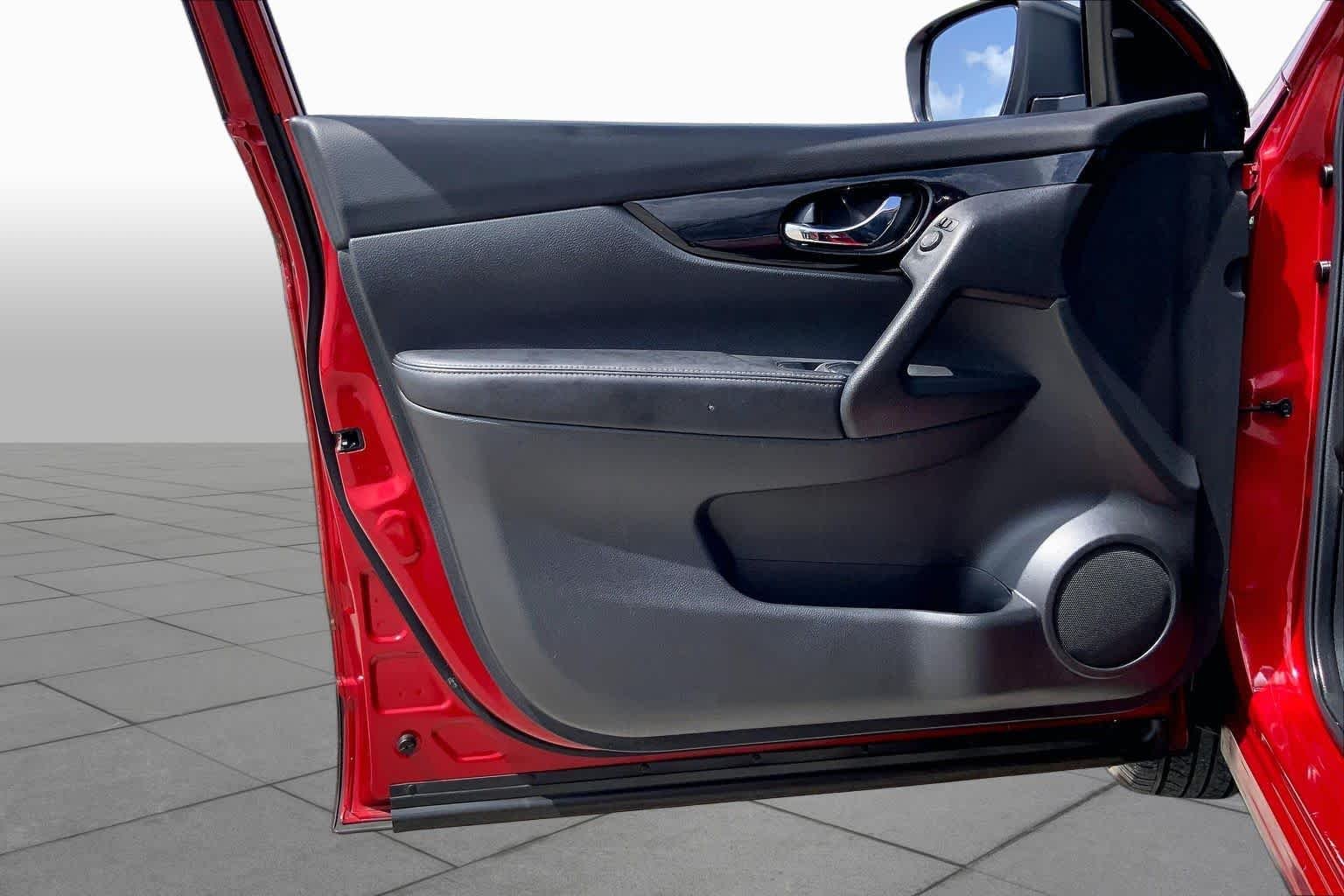 Used 2020 Scarlet Ember Tintcoat Nissan SV image 21