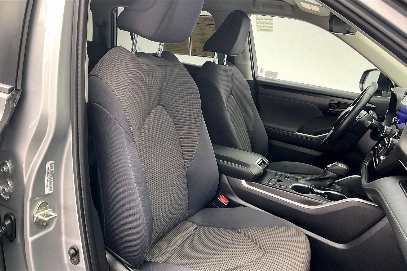 2023 Toyota Highlander LE photo 5