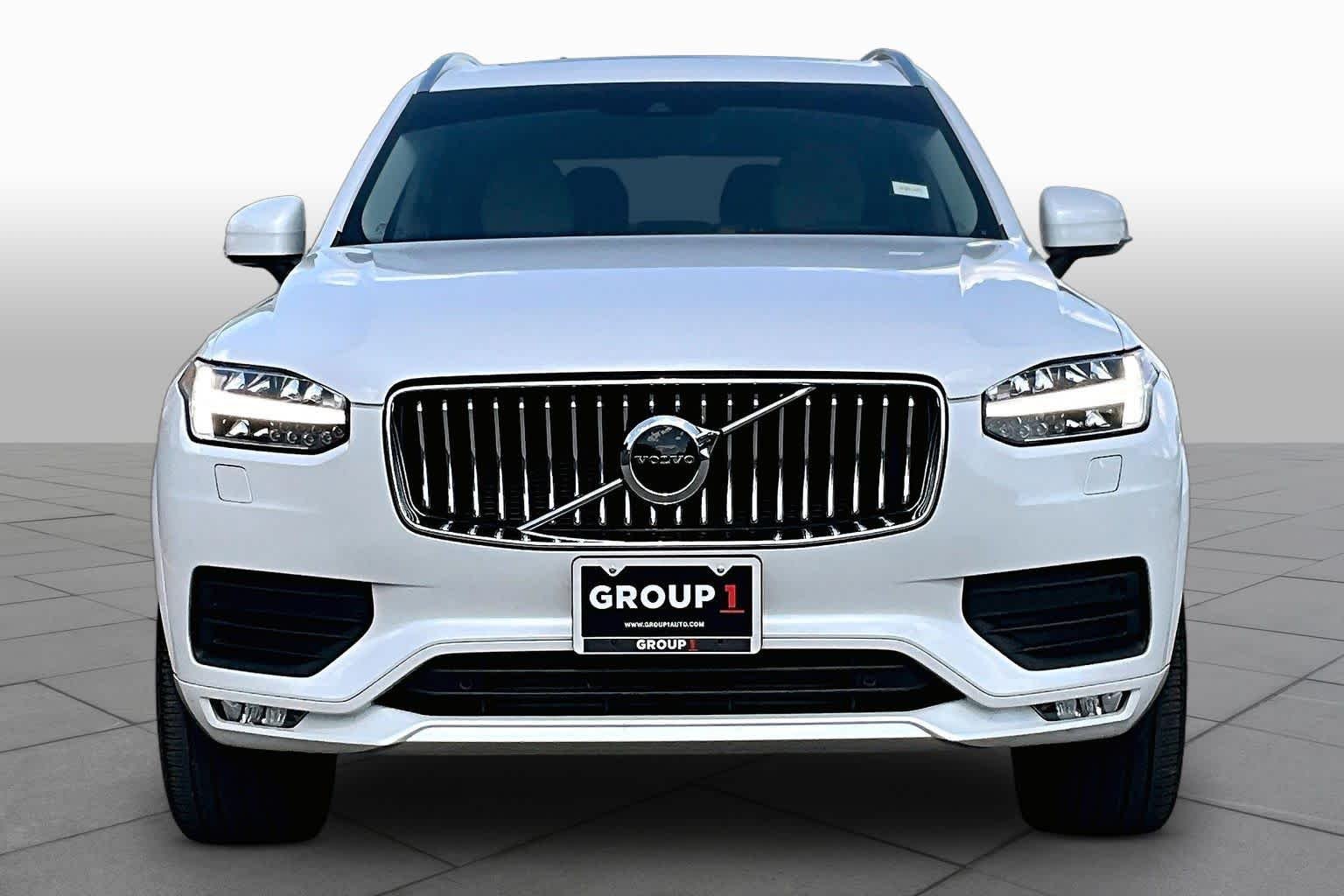 Used 2021 Crystal White Metallic Volvo Momentum image 4