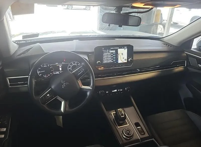 Used 2022  Mitsubishi SE Launch Edition image 4