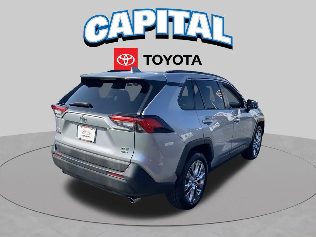 Used 2020 Silver Toyota XLE Premium image 16