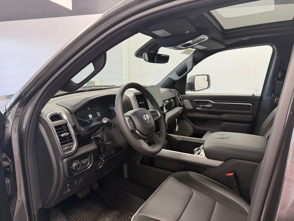 New 2026 Molten Red Pearl-Coat Exterior Paint Ram Laramie image 24
