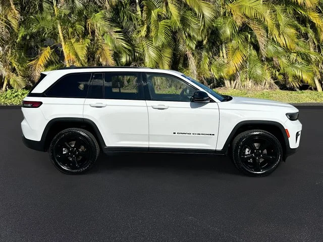 Used 2023 White/off-white Jeep Altitude X image 4