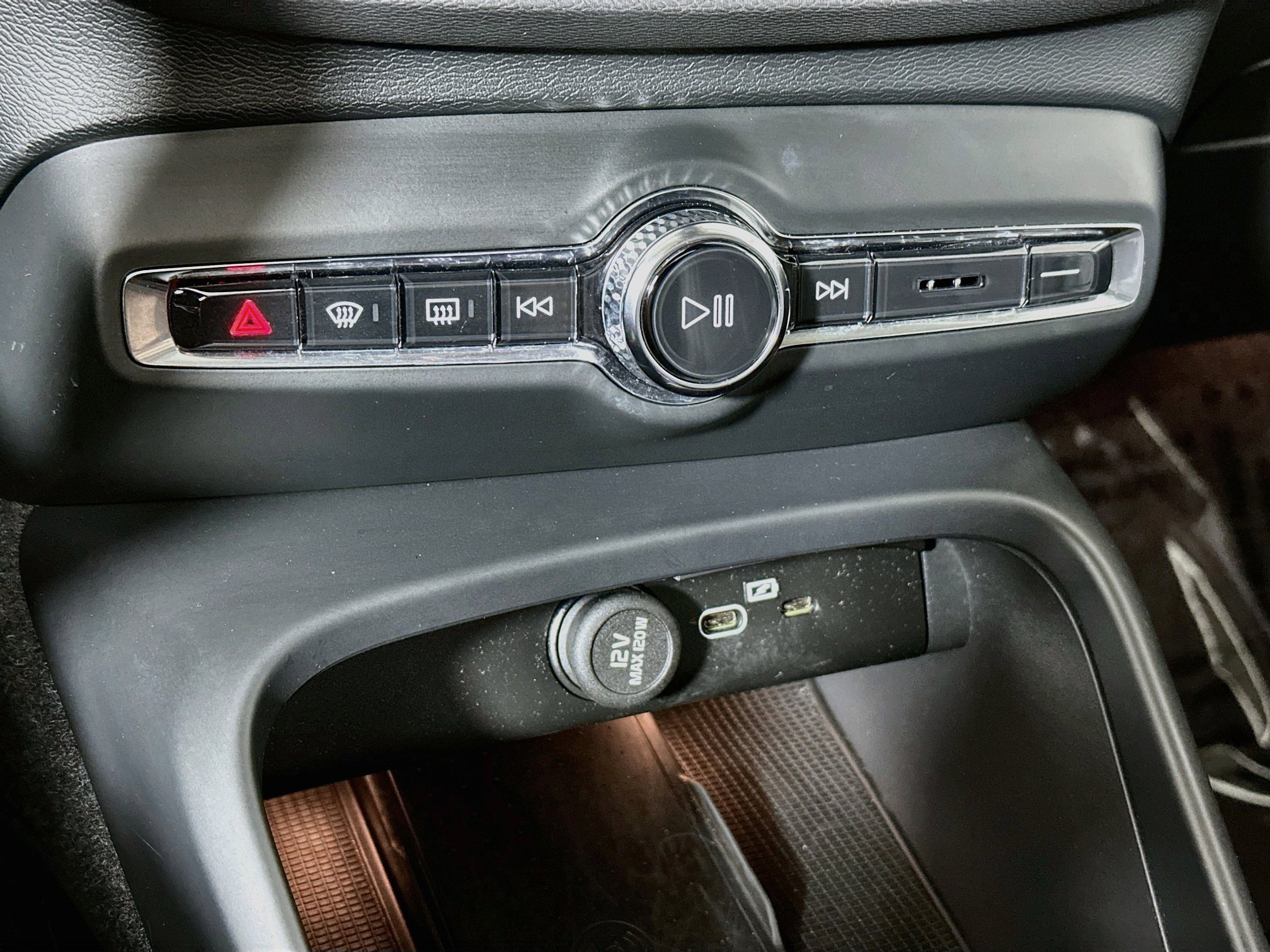 2025 Volvo XC40 Plus - Photo 16