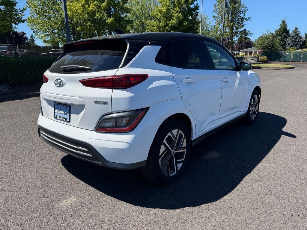 Used 2023 Lunar White w/Black Roof Hyundai SE image 7