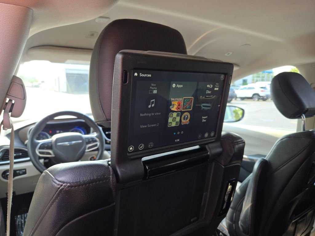Used 2018 Gray Chrysler Touring L Plus image 18