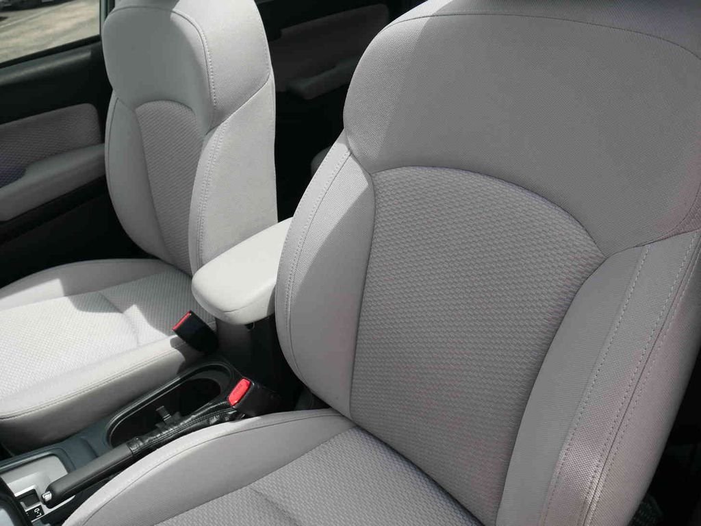 Used 2018 Silver Subaru 2.5i Premium image 25