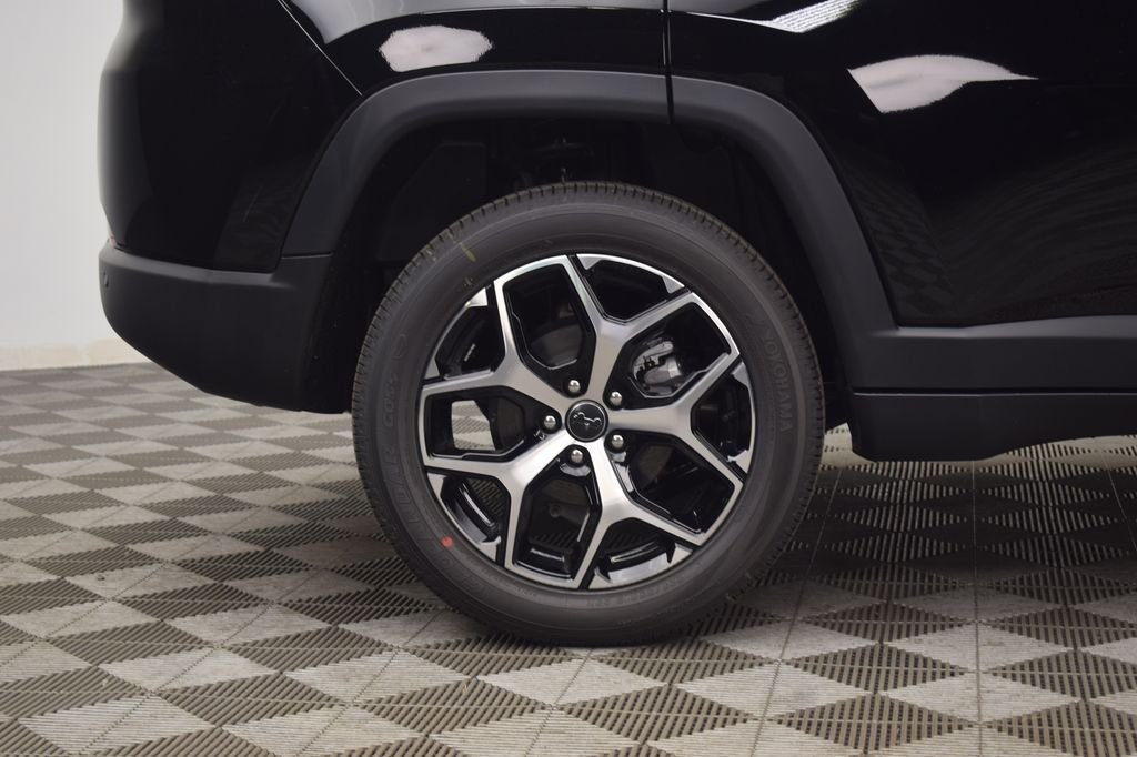 New 2026 Diamond Black Crystal Pearl-Coat Exterior Paint Jeep Limited image 9