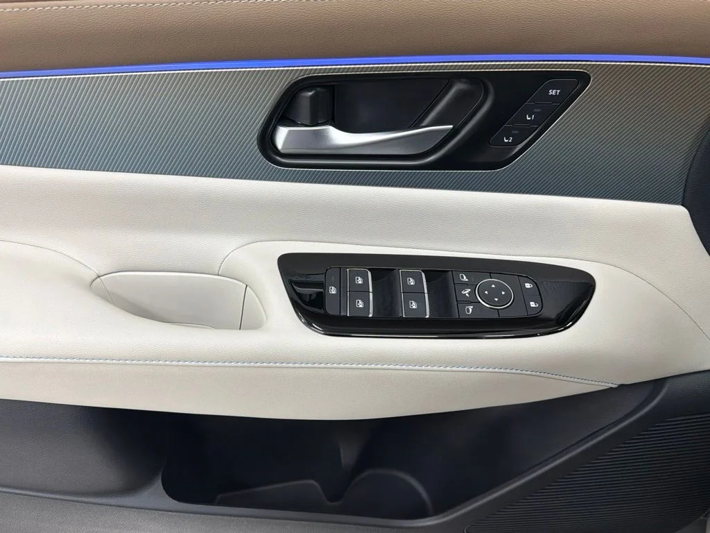 Used 2025 Gold Nissan Platinum image 23