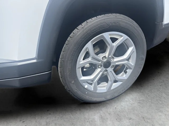 Used 2025 White Jeep Latitude image 19