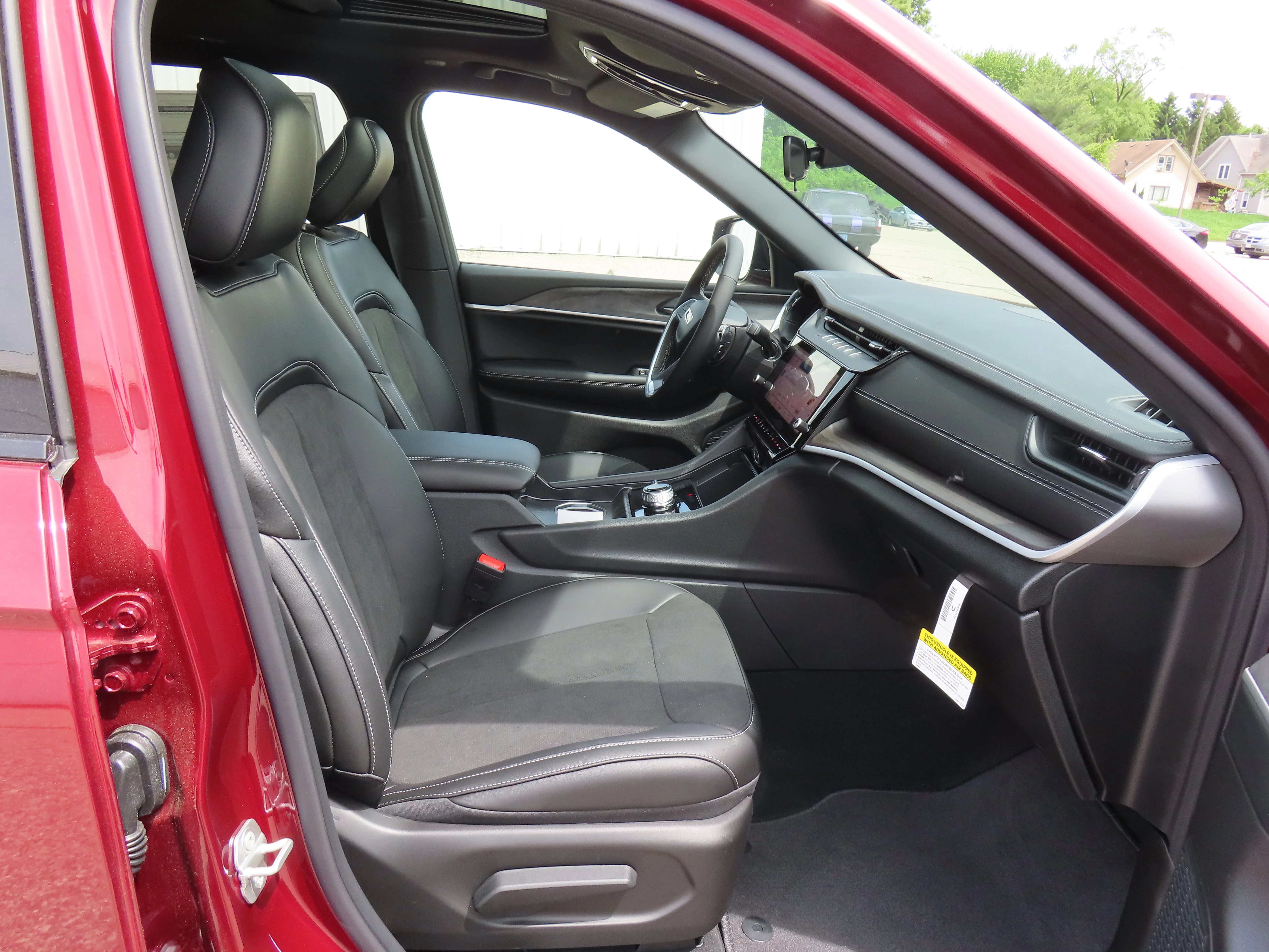 New 2026 Velvet Red Pearl-Coat Exterior Paint Jeep Laredo Altitude image 8