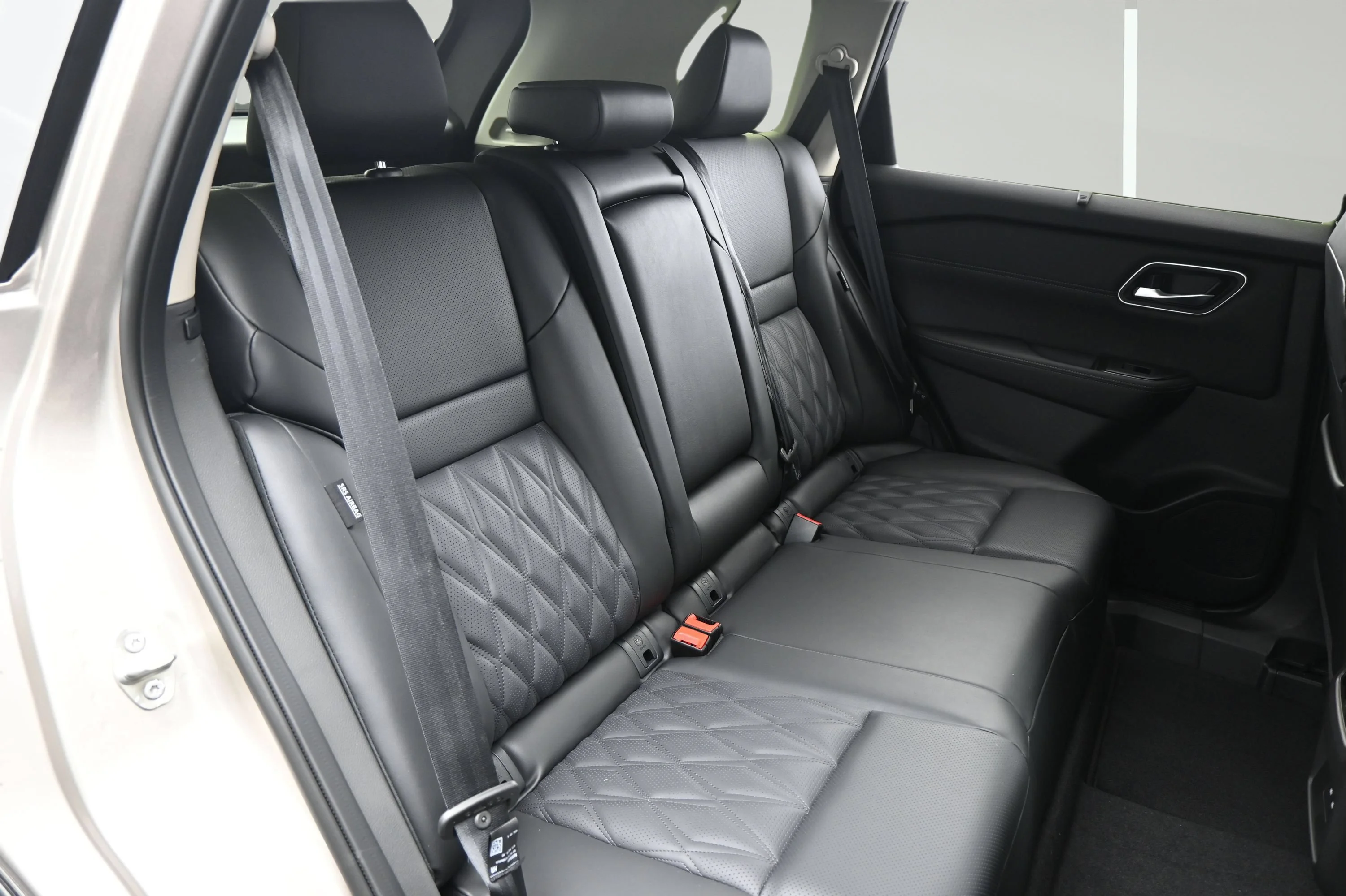 New 2026 Champagne Silver Metallic / Super Black Two-tone Nissan Platinum image 13