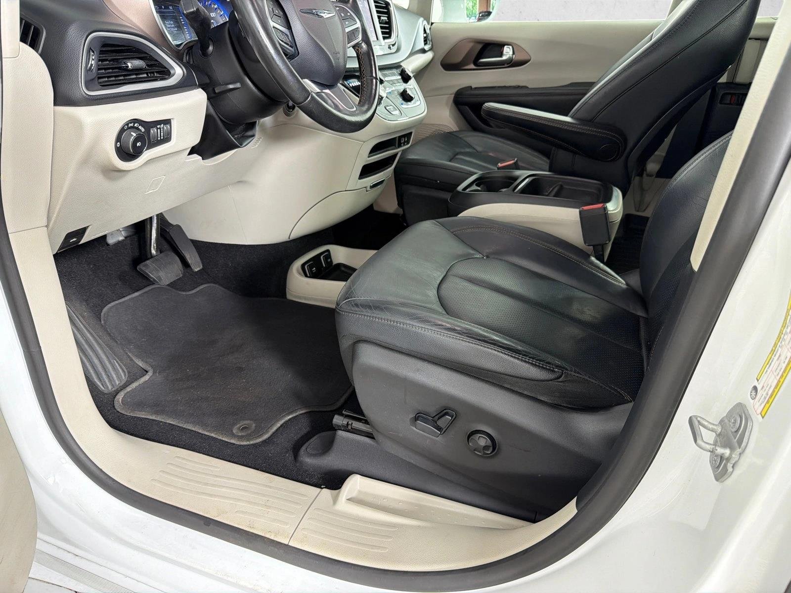 Used 2019 Blue Chrysler Touring L image 9