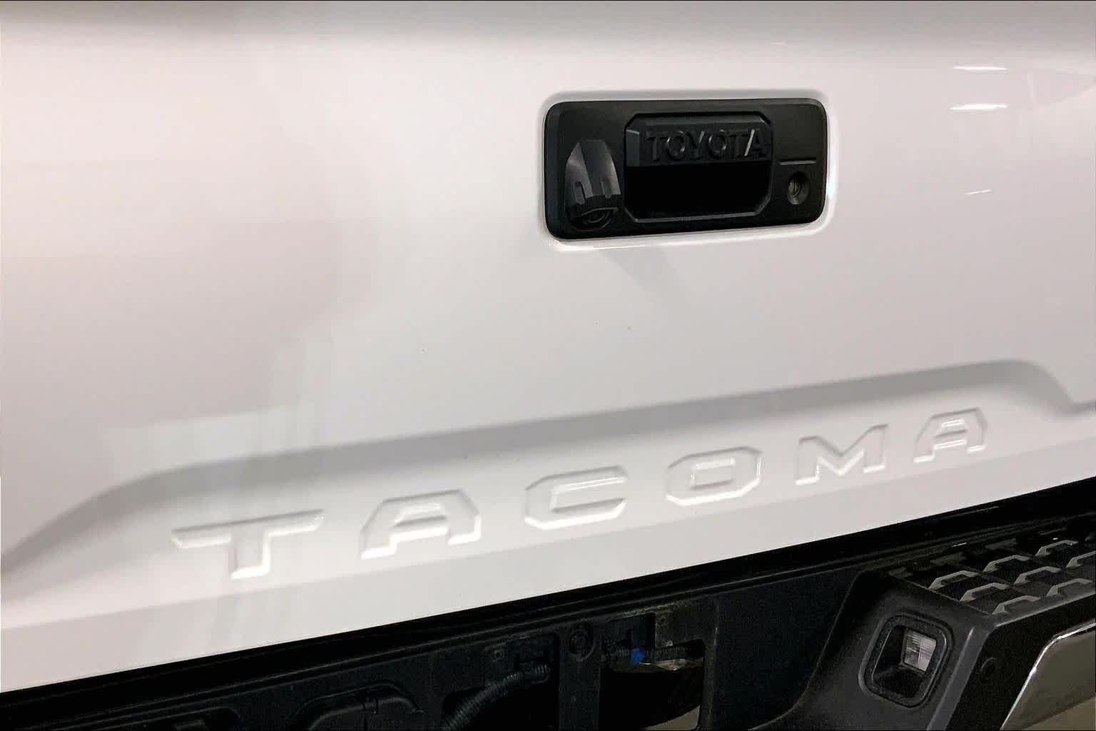 Used 2022 White Toyota SR5 image 31