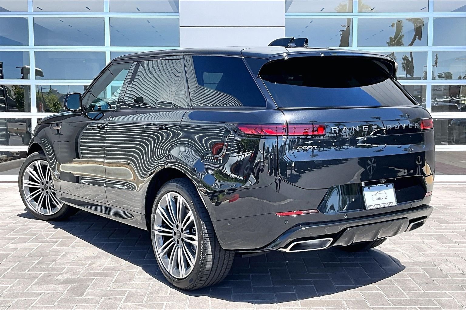 New 2027 Santorini Black Land Rover Dynamic SE image 3