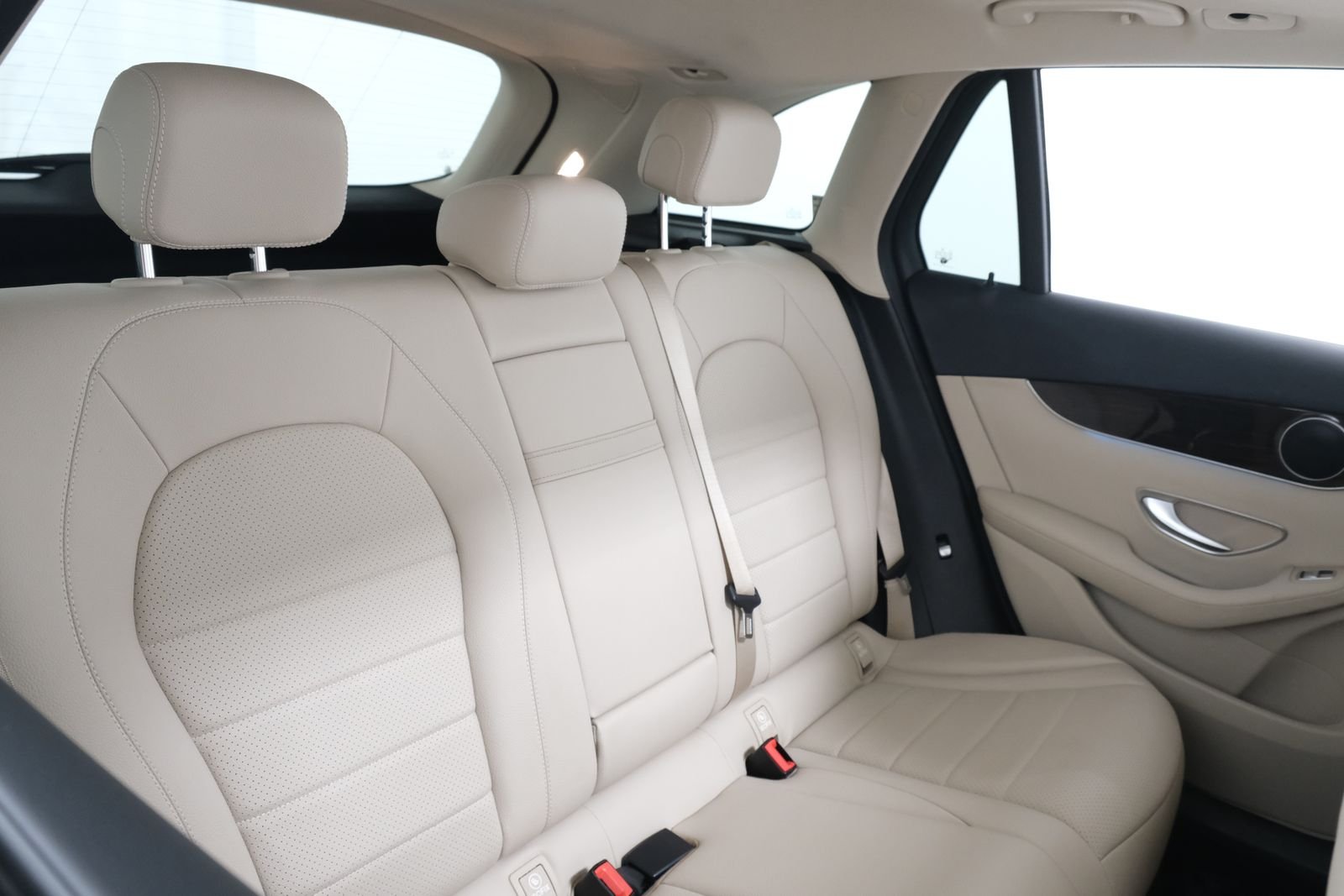 Used 2017 designo Diamond White Metallic Mercedes-Benz GLC 300 image 39