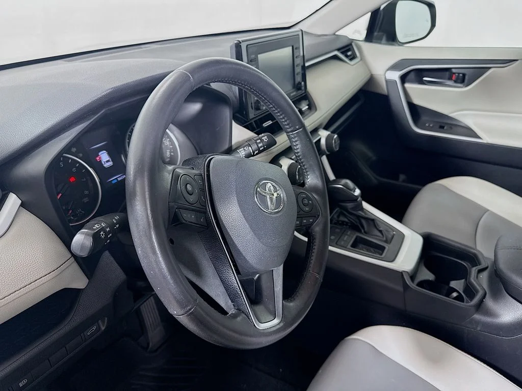 Used 2020 Silver Sky Metallic Toyota XLE Premium image 10
