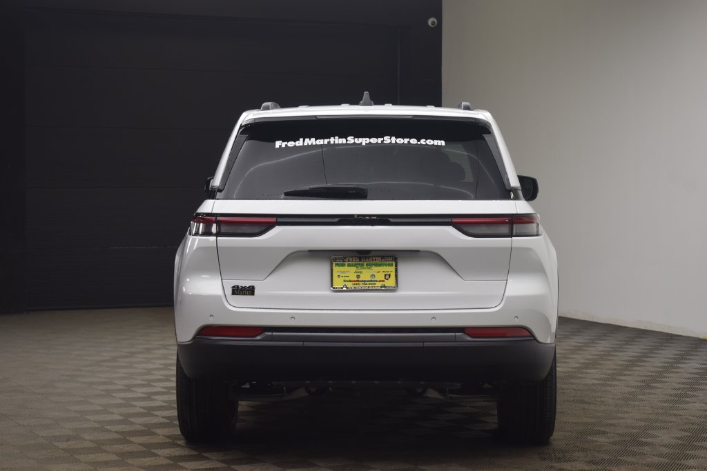 New 2026 Bright White Clear-Coat Exterior Paint Jeep Altitude image 10