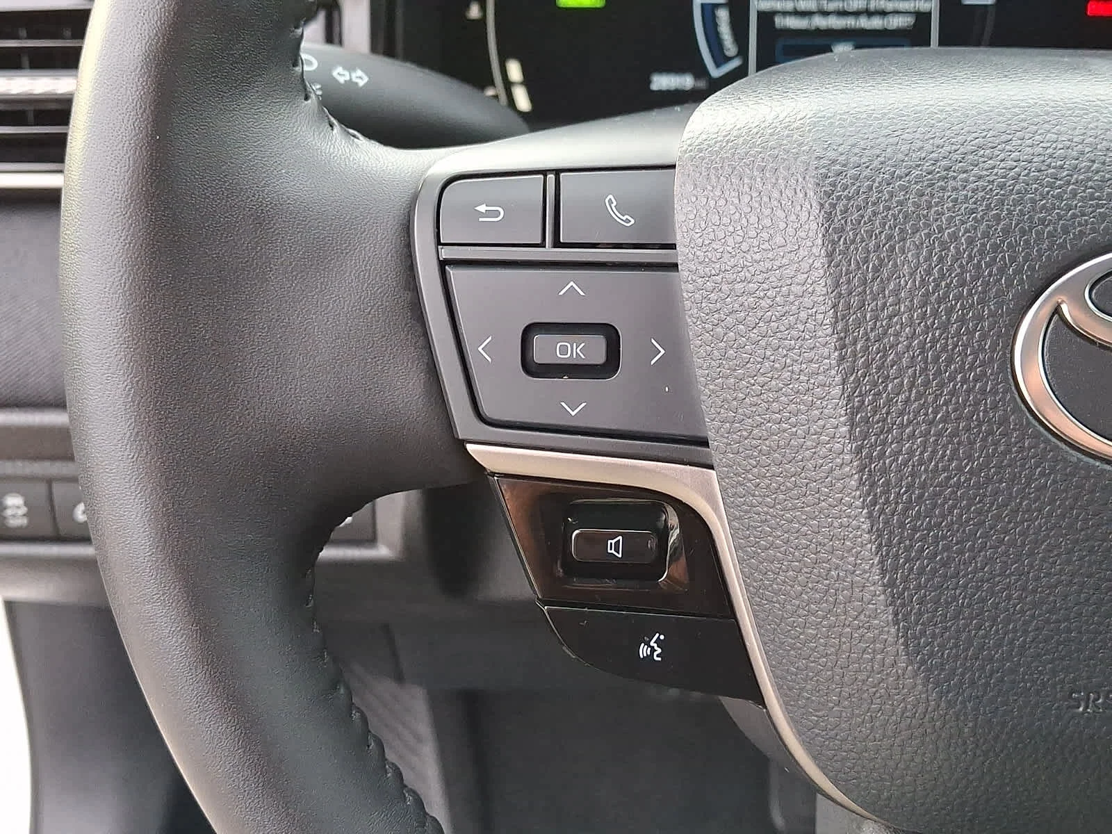 Used 2025 Ice Cap Toyota LE image 25