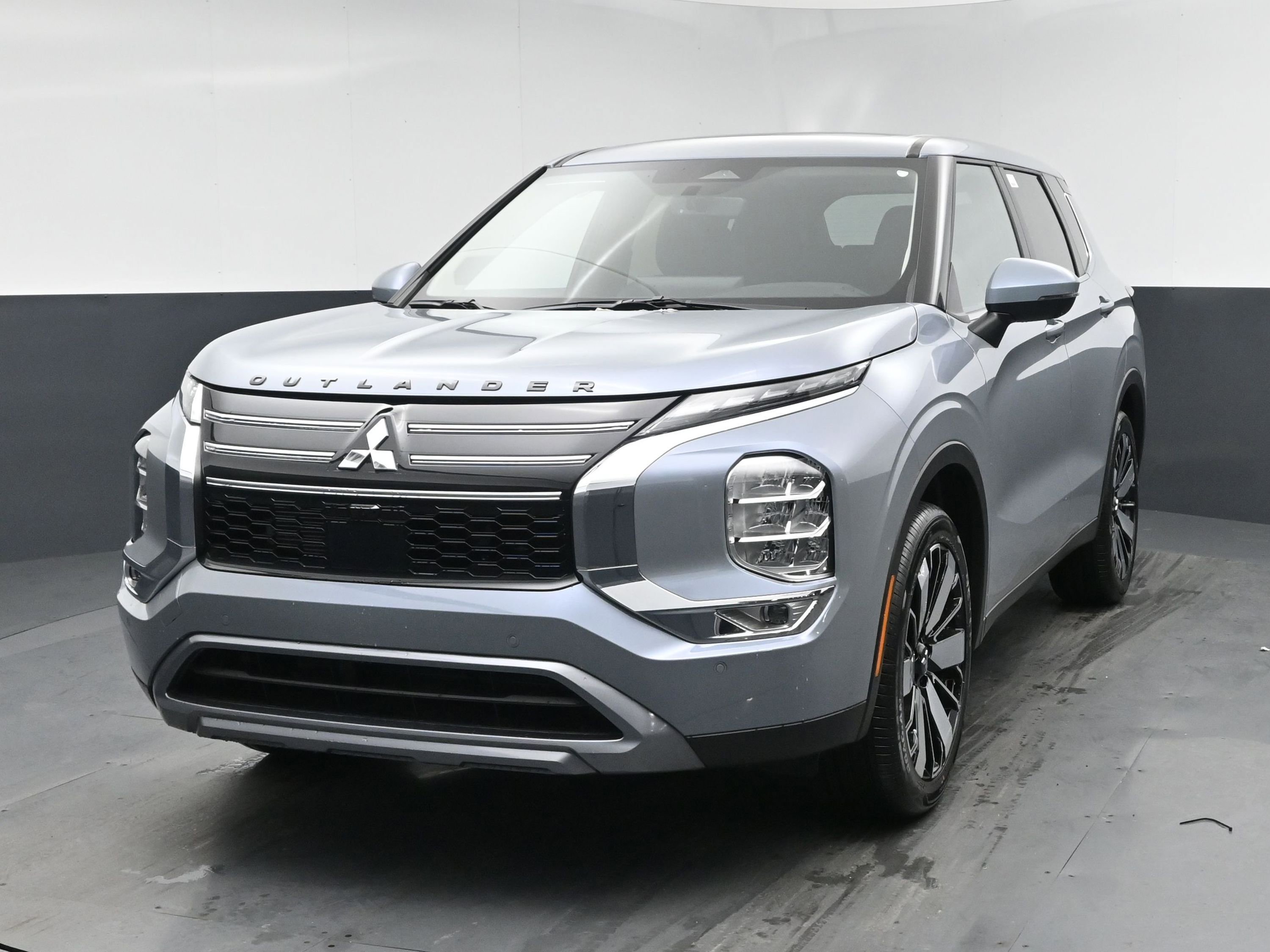 2026 Mitsubishi Outlander SE FWD's photo
