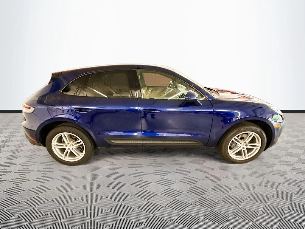 Used 2022  Porsche Base image 9