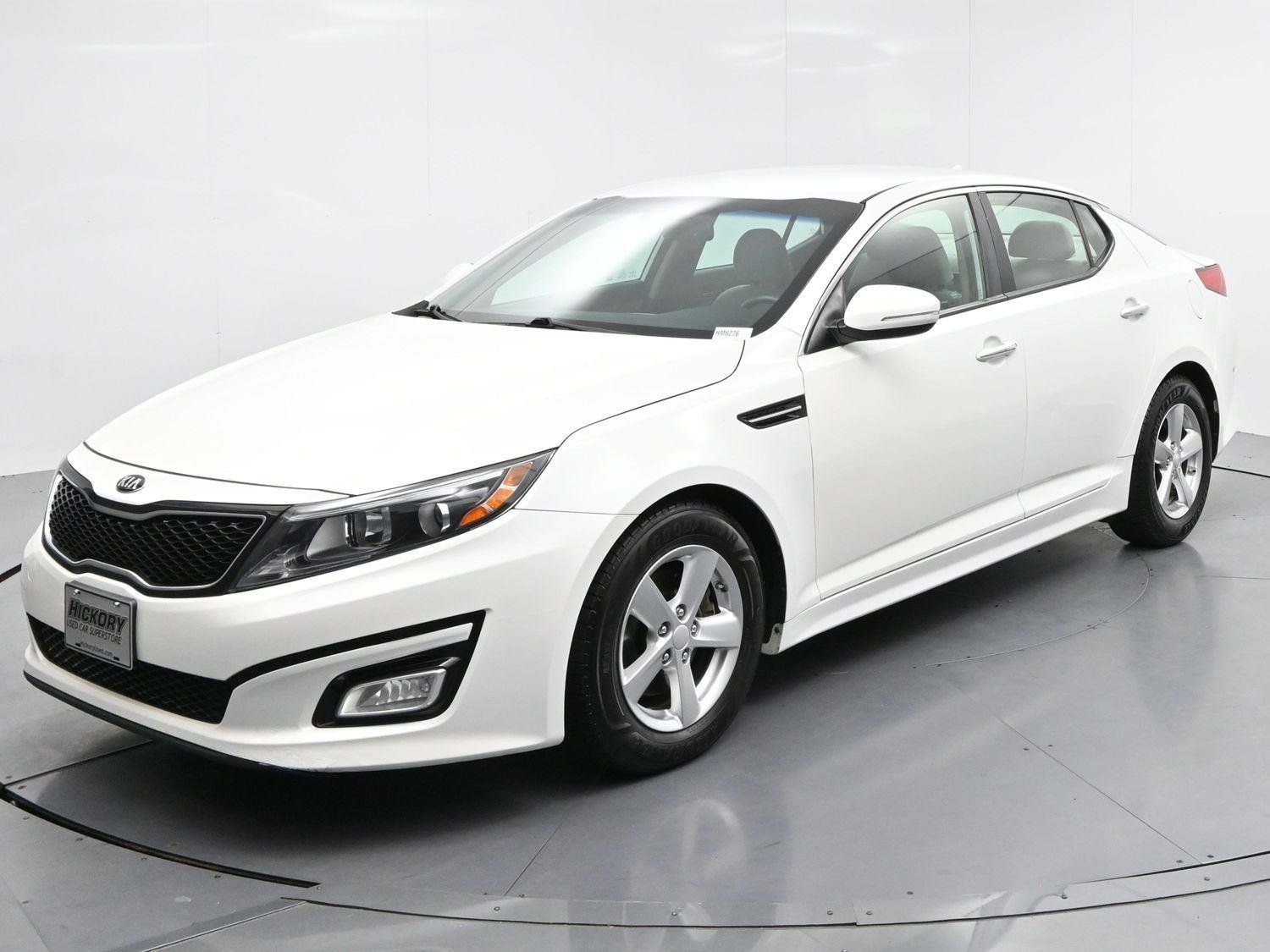 Used 2015 Snow White Pearl Kia LX image 3