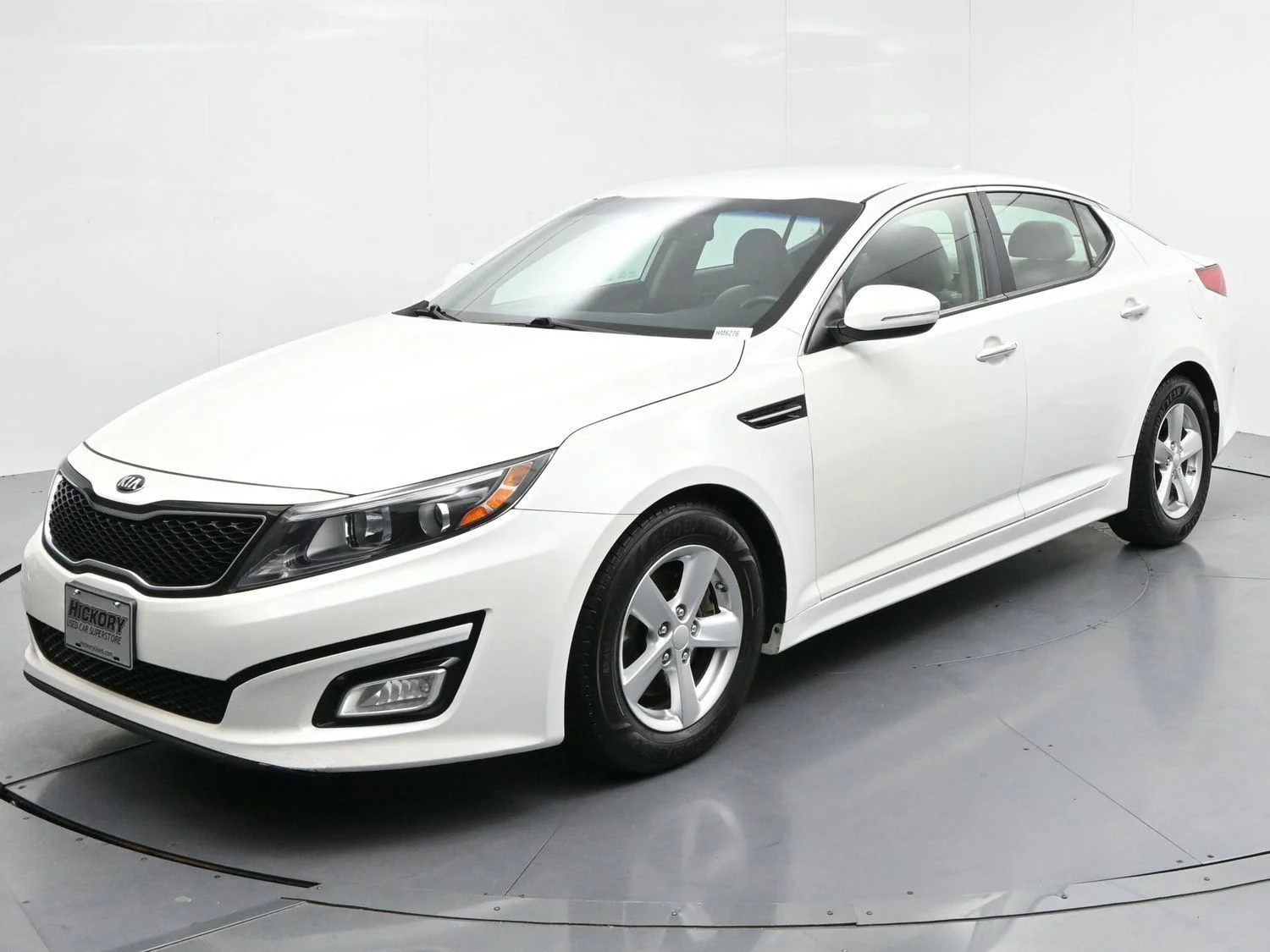 Used 2015 Snow White Pearl Kia LX image 3