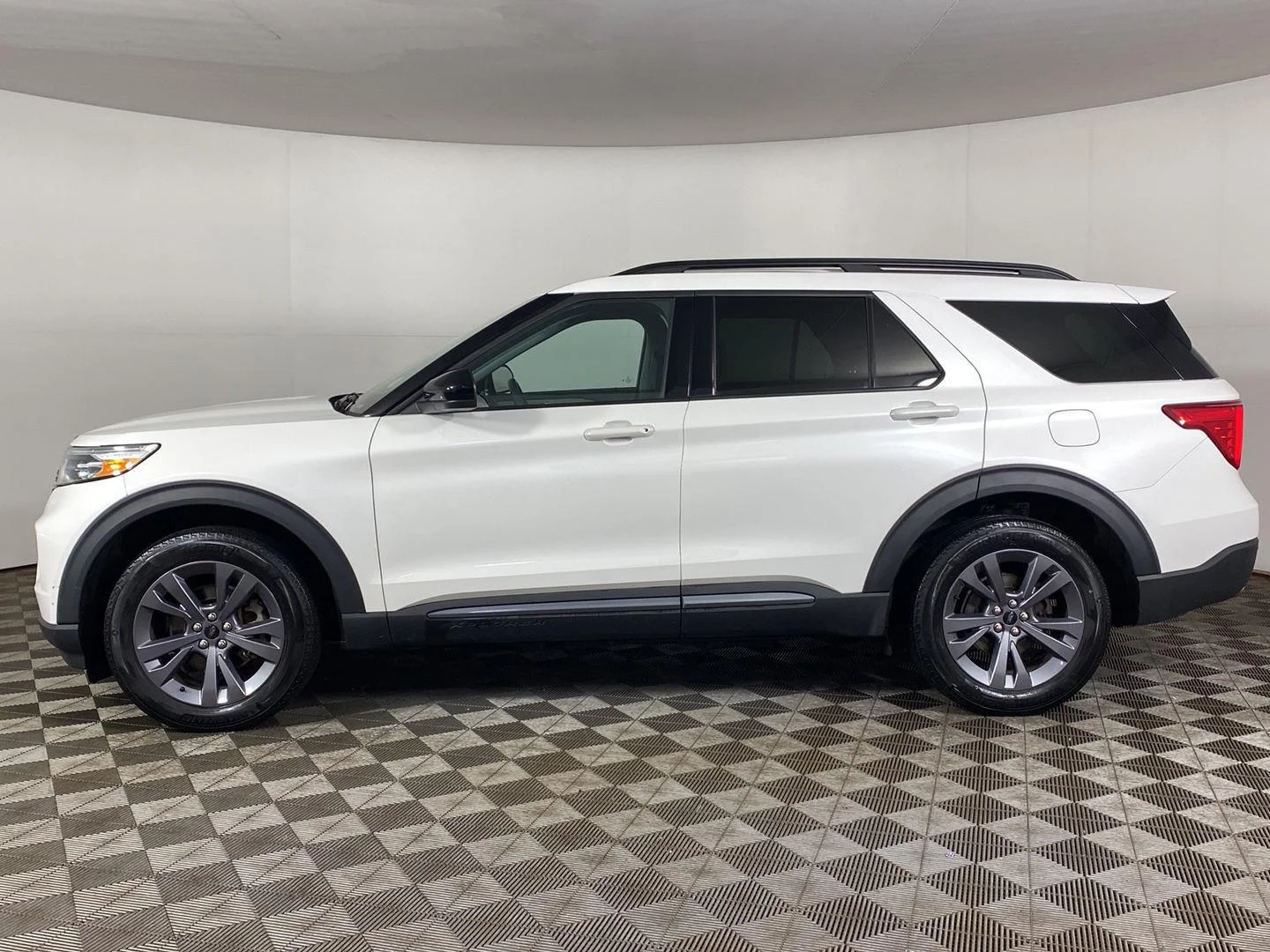 Used 2023 Star White Metallic Tri-Coat Ford XLT image 30