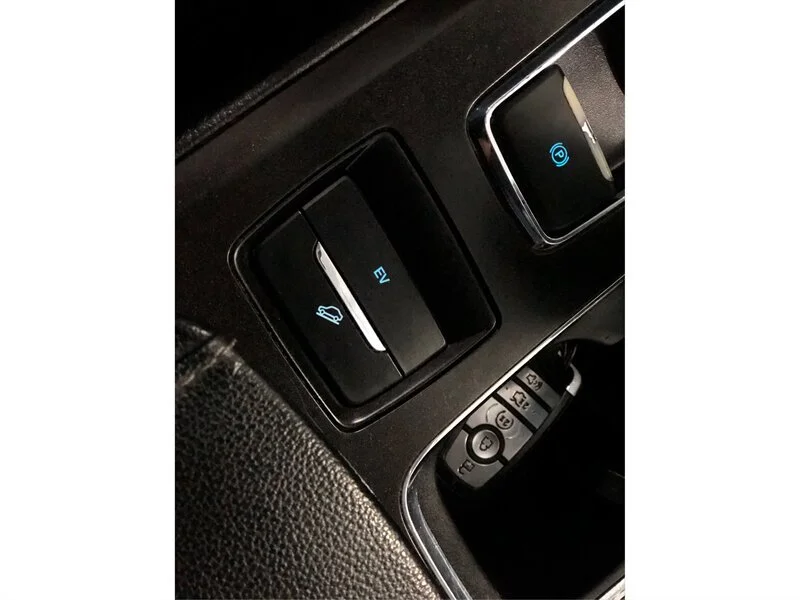 Used 2018 Oxford White Ford Titanium image 28