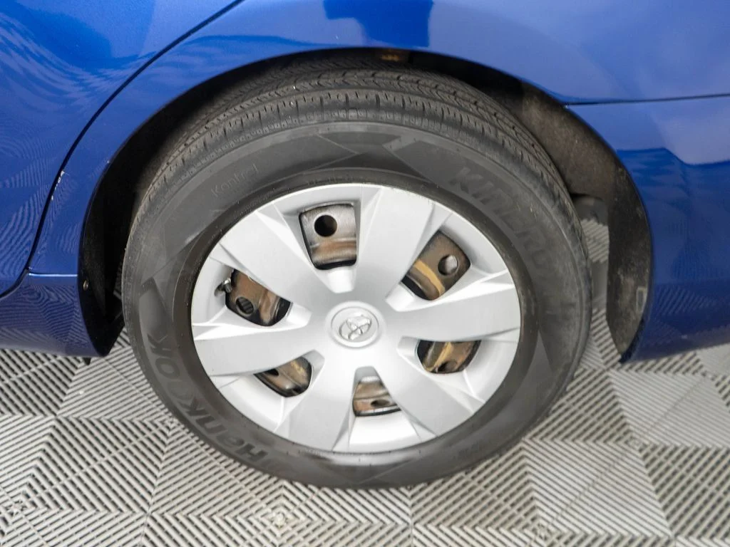 Used 2007 Blue Toyota LE image 23