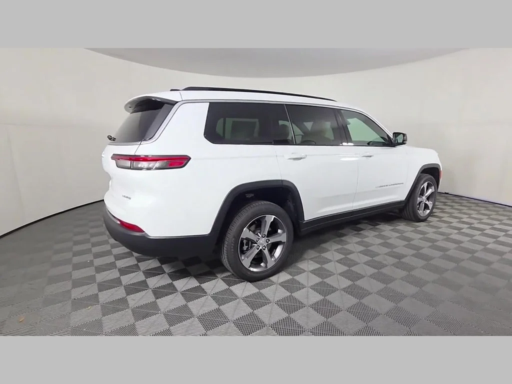 New 2026 Bright White Clear-Coat Exterior Paint Jeep Limited image 25