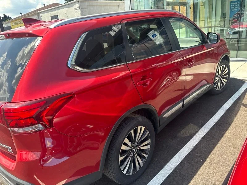 Used 2019 Red Mitsubishi SEL image 8
