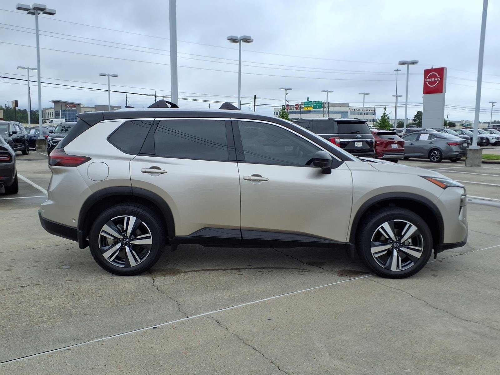 2024 Nissan Rogue SL Silver at Robbins Nissan