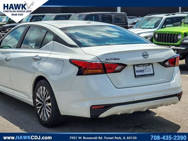 Used 2025 White Nissan 2.5 SV image 6