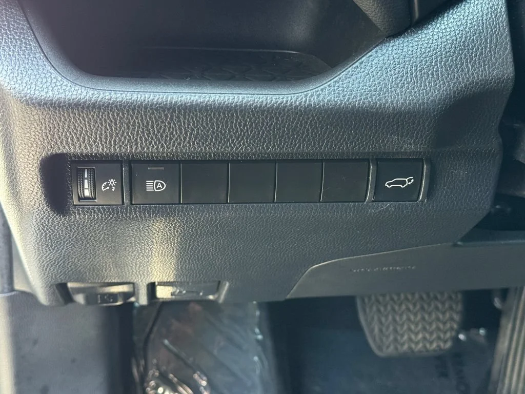 Used 2023  Toyota XLE Premium image 25