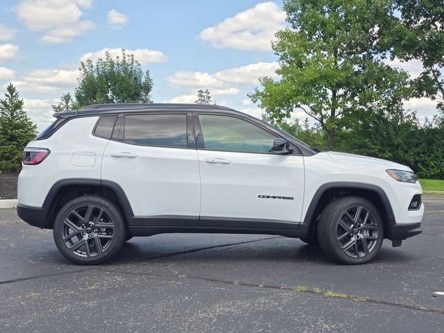 New 2026 Bright White Clear-Coat Exterior Paint Jeep Limited image 29