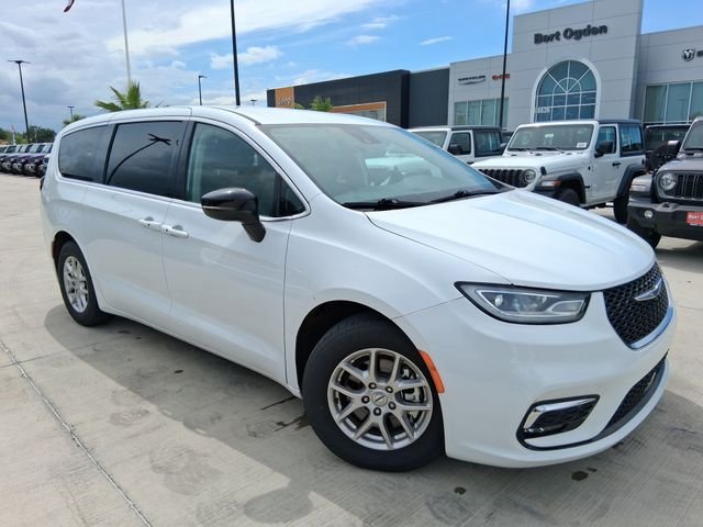 2024 Chrysler Pacifica Touring L's photo
