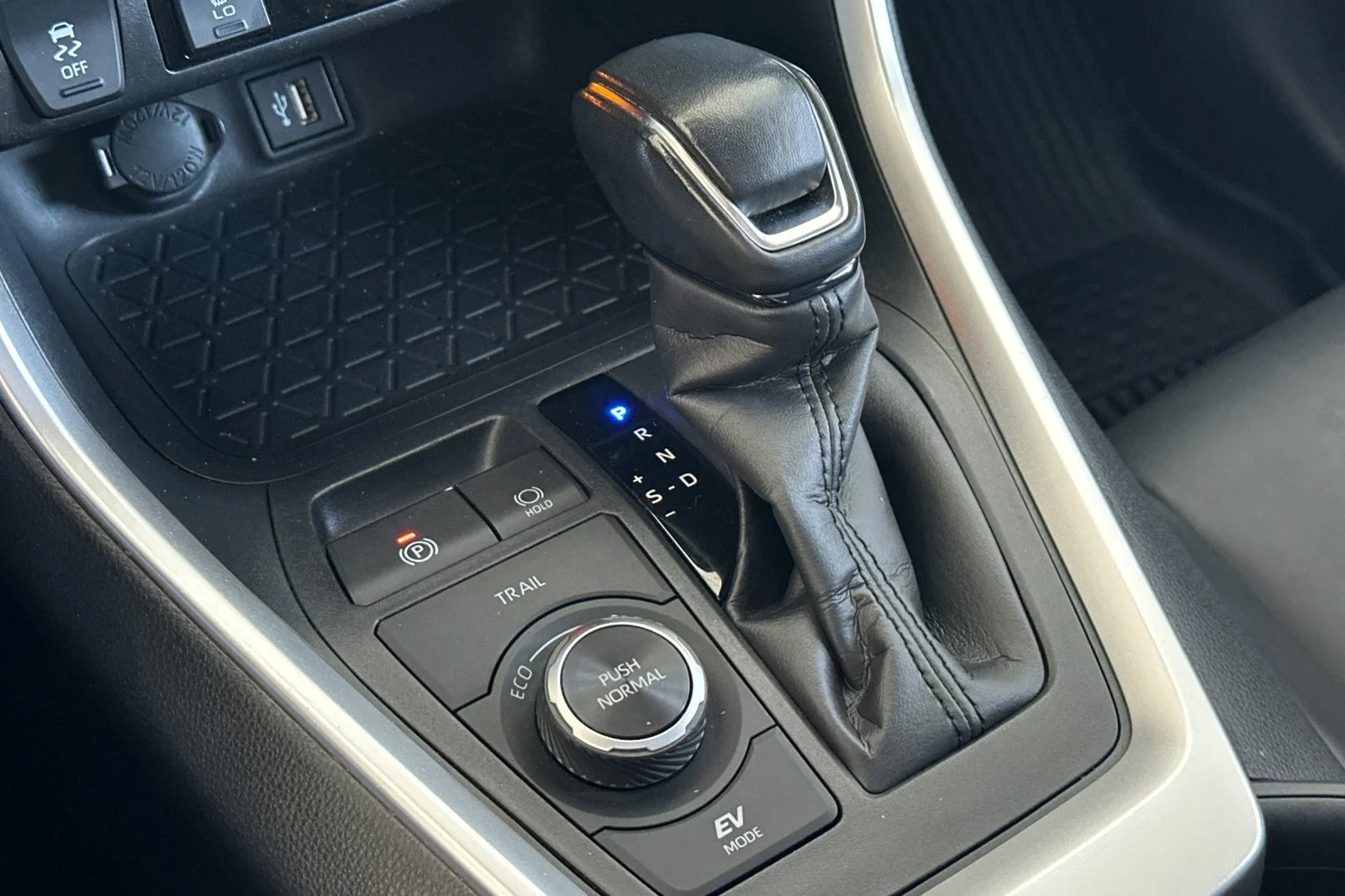 Used 2024 Wind Chill Pearl Toyota Hybrid XLE Premium image 20