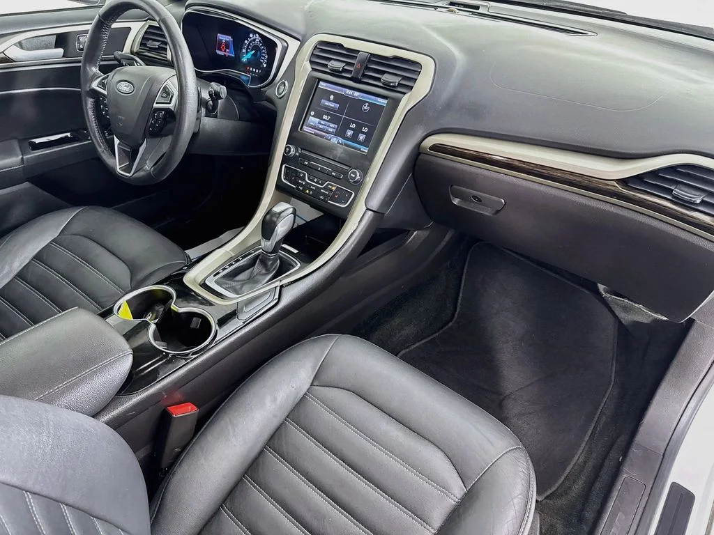 Used 2016 White Platinum Clearcoat Metallic Ford SE image 37