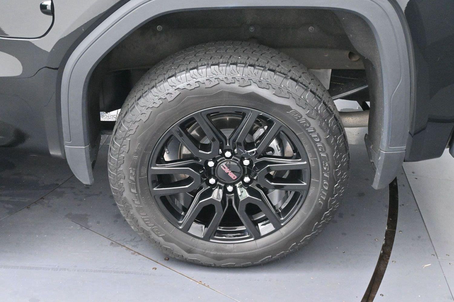 Used 2025 Onyx Black GMC Elevation image 29