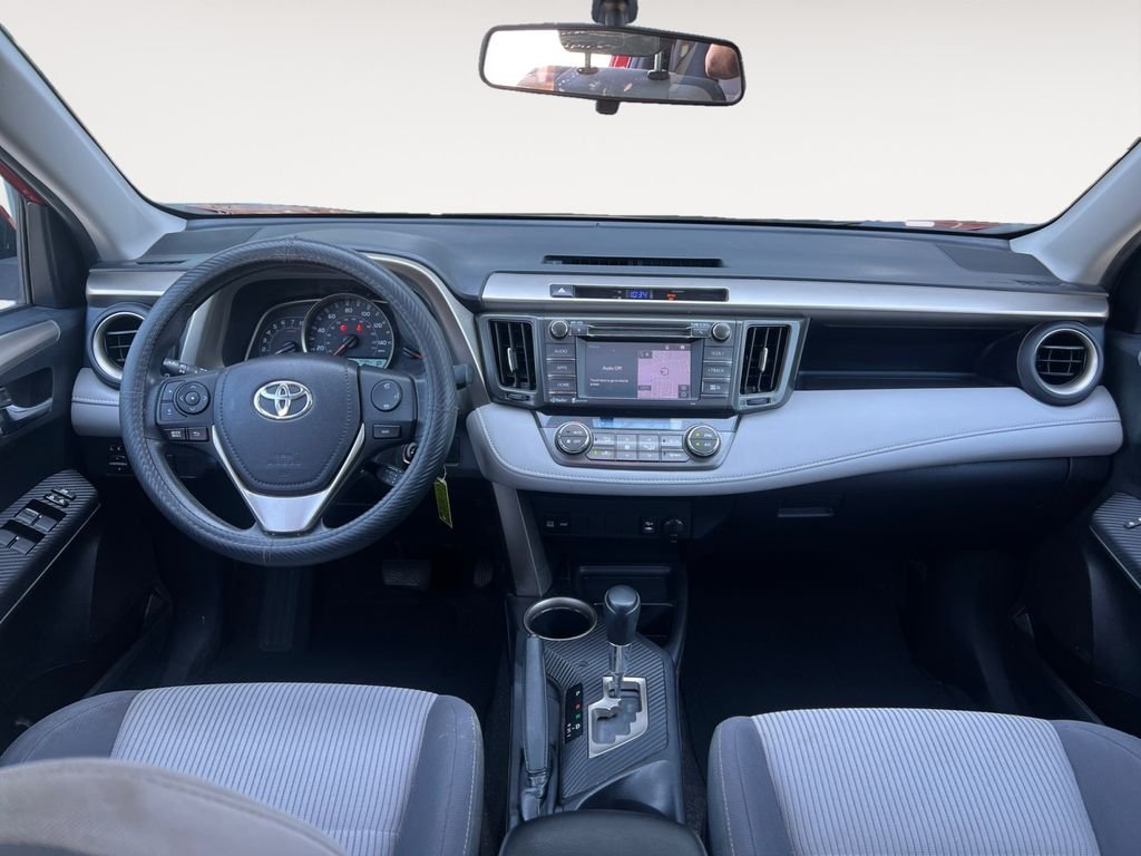 Used 2015 Red Toyota XLE image 10